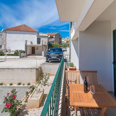 Beachfront Apartments Villa Sisa Примоштен Екстер'єр фото